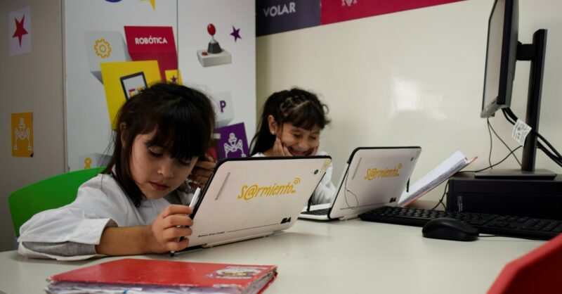 La iniciativa de González Santalla sobre educación digital, apunta a promover el desarrollo de los estudiantes como productores digitales, en línea con un planteo de Cristina Kirchner.