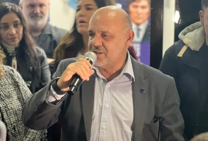 El senador Carlos Curestis denunció sobreprecios en la compra de articulos de limpieza por parte del Gobierno de Axel Kicillof.