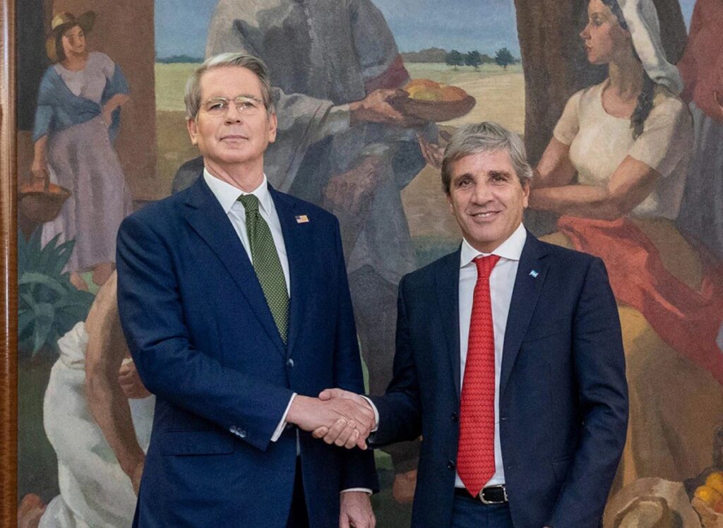 El secretario del Tesoro de EE.UU. Scott Bessent y el ministro de Economía nacional, Luis Caputo.