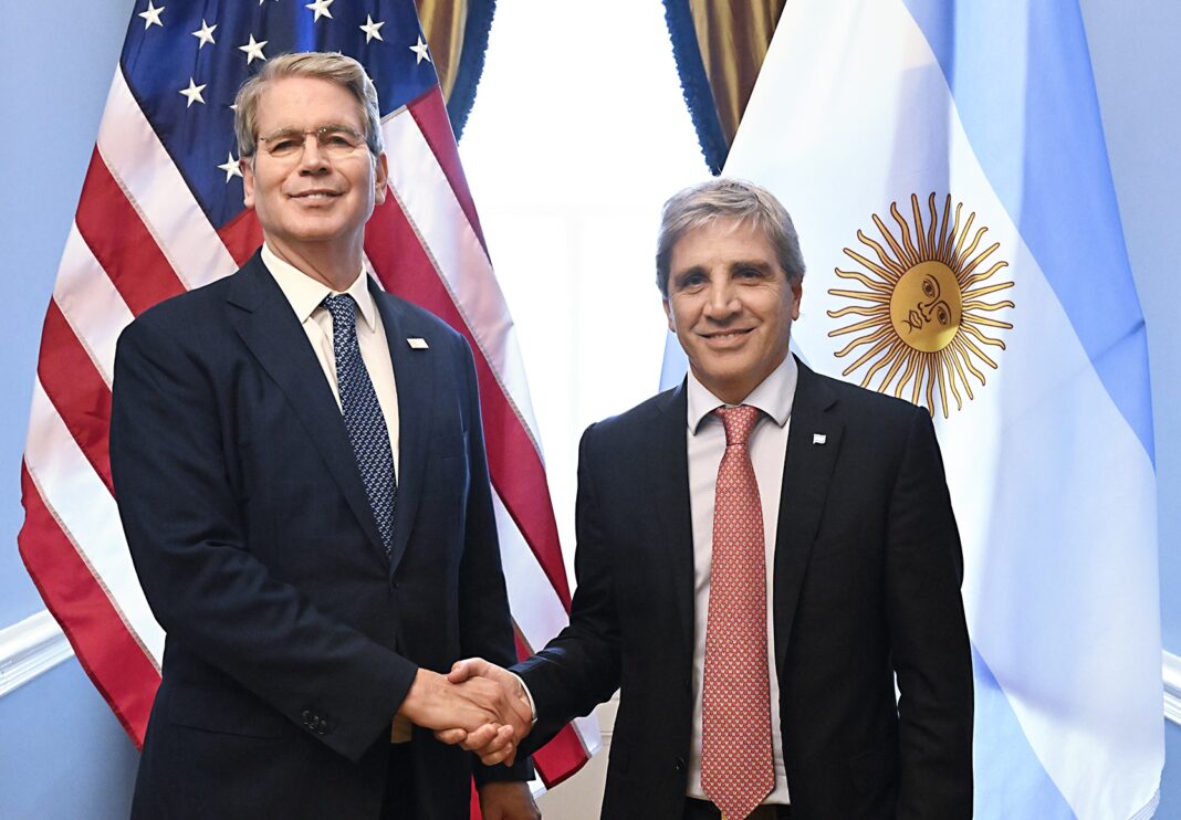 El secretario del Tesoro norteamericano, Scott Bessentt, confirmó el acuerdo del swap de divisas para fortalecer las reservas del Banco Central.