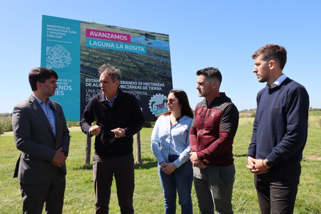 El intendente de Castelli, Francisco Echarren, recorrió junto al ministro de Infraestructura bonaerense, Gabriel Katopodis, las obras que se realizan en la laguna “La Rosita”.