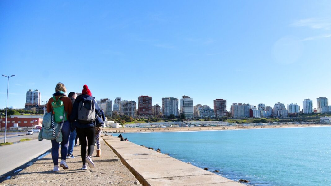 Las reservas hoteleras en Mar del Plata superan el 55% al inicio del fin de semana largo y el sector turístico celebra repunte en la previa del verano.