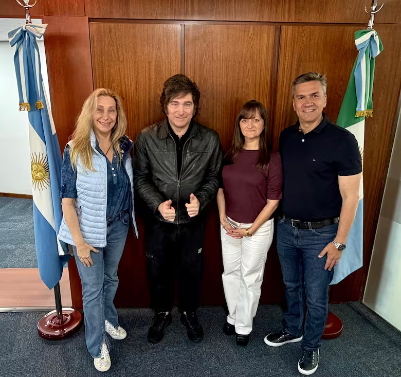 El presidente Javier Milei y su hermana, Karina Milei, junto al gobernador de Chaco, Leandro Zdero, y su vice. 
