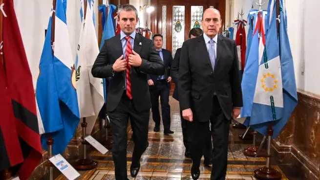 El jefe de Gabinete, Guillermo Francos y el titular de la Cámara de Diputados, Martín Menem impulsan una serie de acuerdos en el Congreso para frenar la moción de censura.