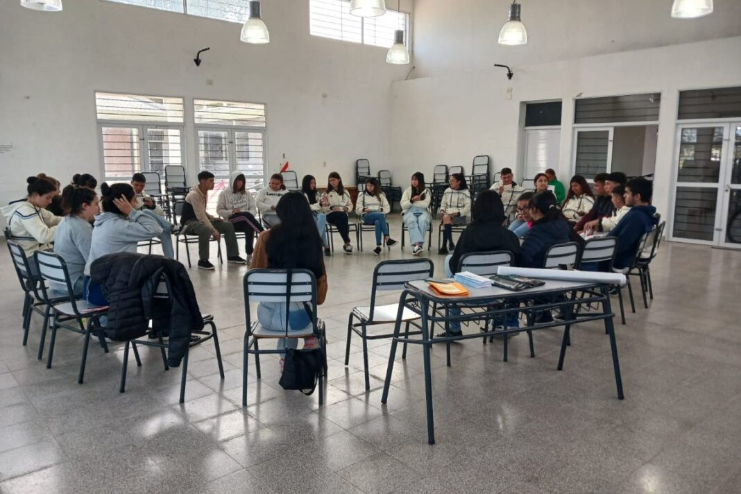 La diputada Belén Malaisi presentó un proyecto de ley para incorporar el abordaje de la salud mental dentro de la política educativa provincial.