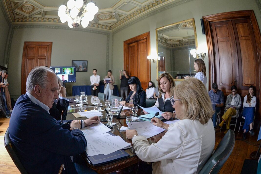 La comisión de Trabajo y Legislación del Senado bonaerense despachó una ley proveniente de Diputados que amplía las licencias por duelo de los estatales.
