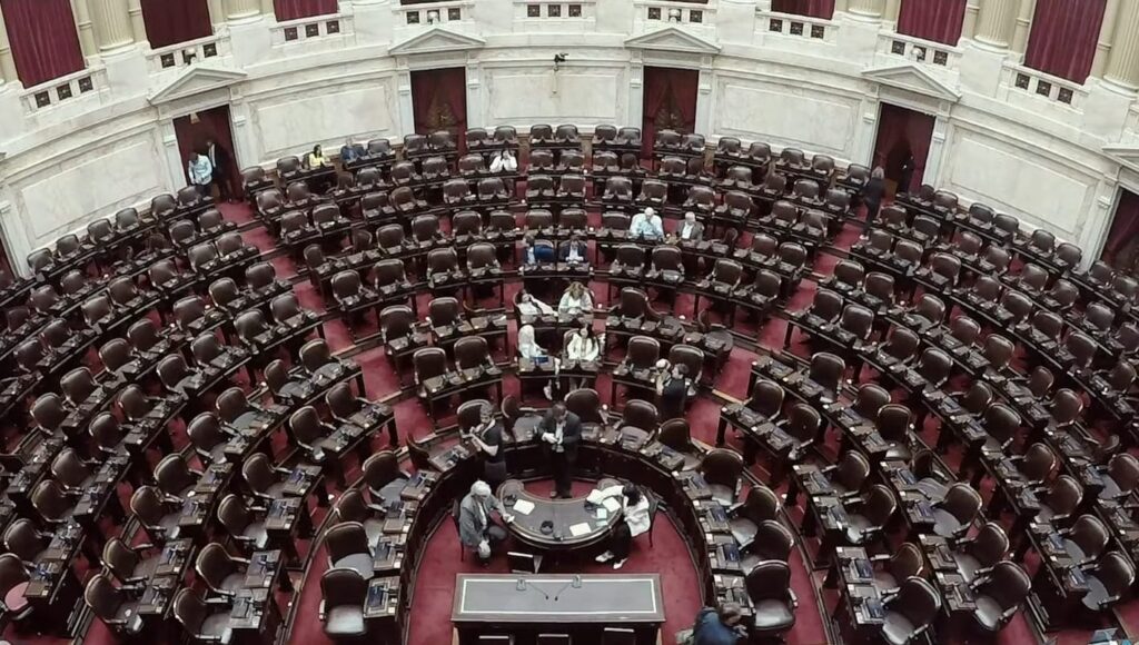 Tras conocerse la ausencia de los funcionarios, en la sesión informativa sólo 12 diputados bajaron al recinto.