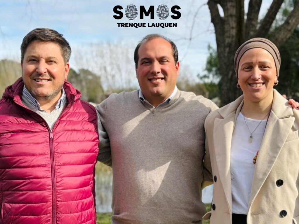 En el medio, el intendente de Trenque Lauquen, Francisco Recoulat, junto a los candidatos a concejales del distrito.