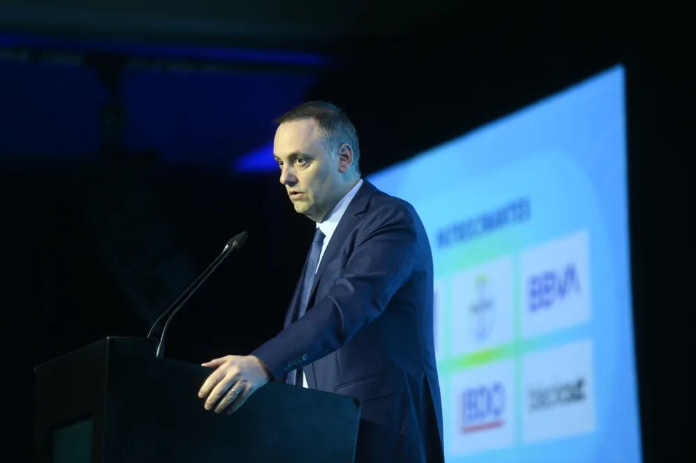 El vocero del Gobierno, Manuel Adorni, expuso ante empresarios de IDEA, en relevo de Javier Milei.