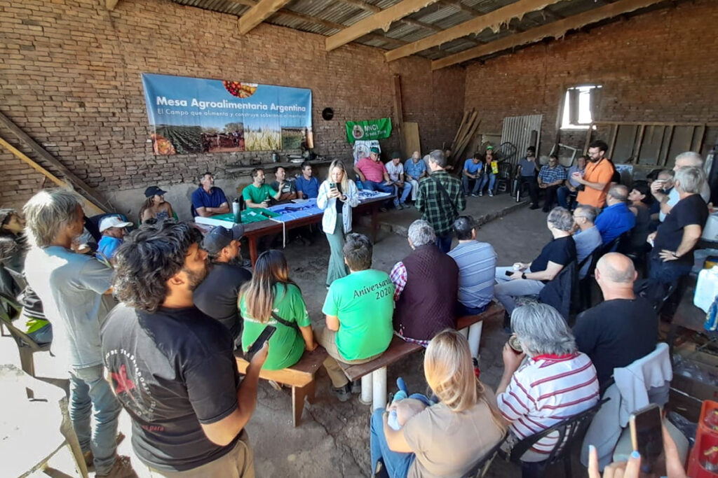 La Mesa Agroalimentaria Argentina protesta en Plaza de Mayo contra las políticas de Milei que golpean a los pequeños y medianos productores de alimentos.