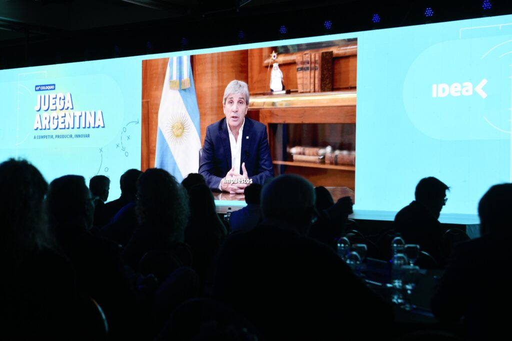 En un mensaje grabado, Luis Caputo expuso en el coloquio de IDEA sobre las reformas que busca impulsar el Gobierno.