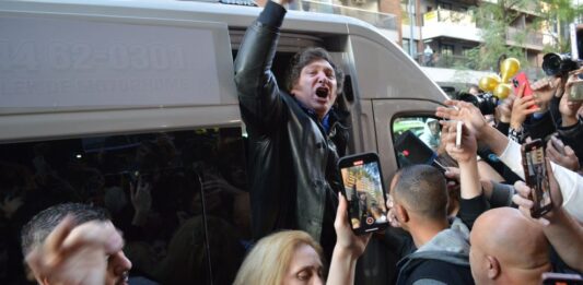 El presidente Javier Milei llega este viernes al municipio bonaerense de Tres de Febrero para apuntalar la candidatura como diputado nacional de Diego Santilli.