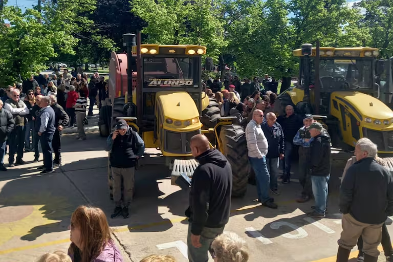 Productores agropecuarios de Carlos Casares encabezaron un tractorazo por el estado de los caminos rurales. “Queremos transitar, no nadar”, ironizaron.