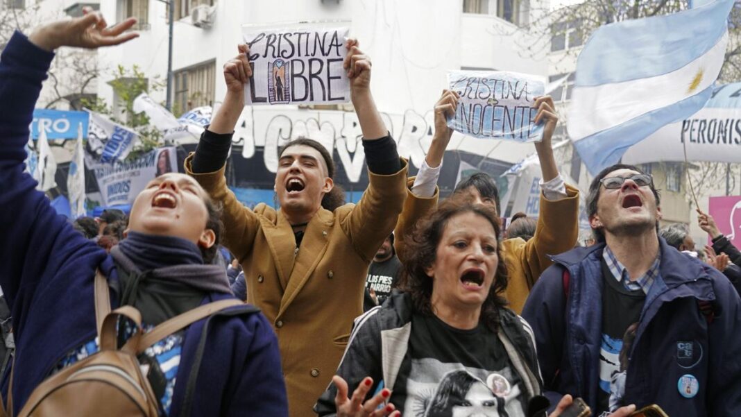 Legisladores bonaerenses del peronismo celebraron el Día de la Lealtad en redes y se preparan para movilizar a la casa de Cristina Kirchner.