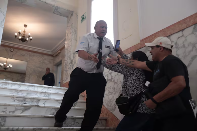 Familiares y profesionales de salud irrumpieron en la sede de Belgrano del ANDIS para reclamar la aplicación de la ley de emergencia en discapacidad. “Esta situación es desesperante”, dijeron.