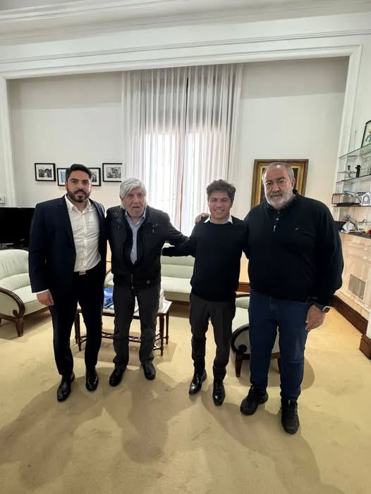 Axel Kicillof junto con Hugo y "Huguito" Moyano, y Héctor Daer.