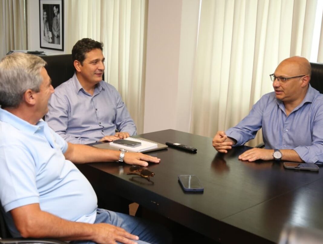 El intendente de Balcarce Esteban Reino se reunión con los ministros bonaerenses Alberto Sileoni (Educación) y Martín Marinucci (Transporte).