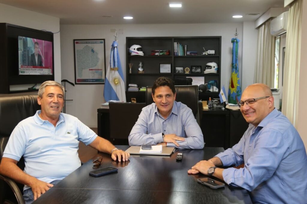 El ministro de Transporte bonaerense, Martín Marinucci, y el intendente de Balcarce, Esteban Reino.