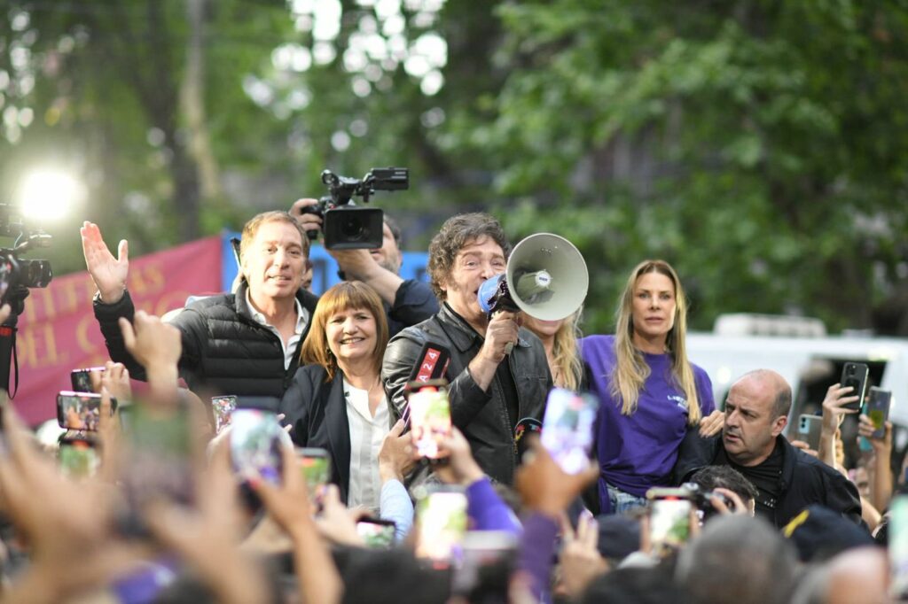 En el tramo final de la campaña para las elecciones 2025, Santilli recorrió junto a Milei el distrito de Tres de Febrero.
