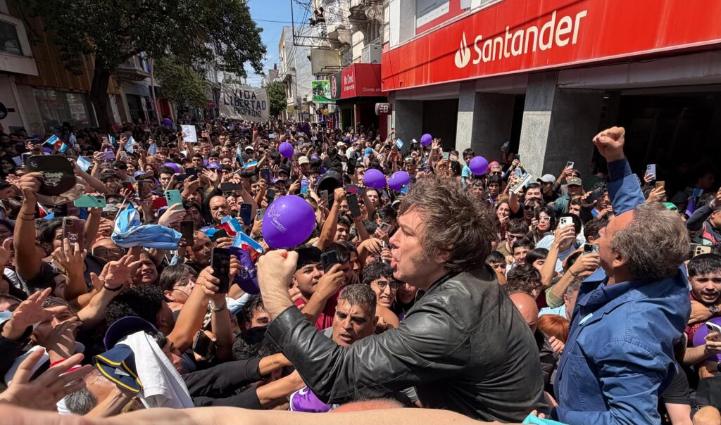 El presidente Javier Milei participó este sábado de una caravana por Santiago del Estero.