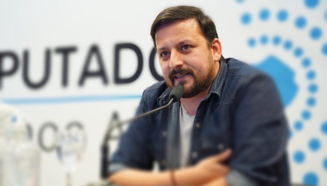 Los senadores del peronismo, Emmanuel González Santalla y Teresa García, cruzaron a Javier Milei tras las polémicas declaraciones de Trump sobre la Argentina.