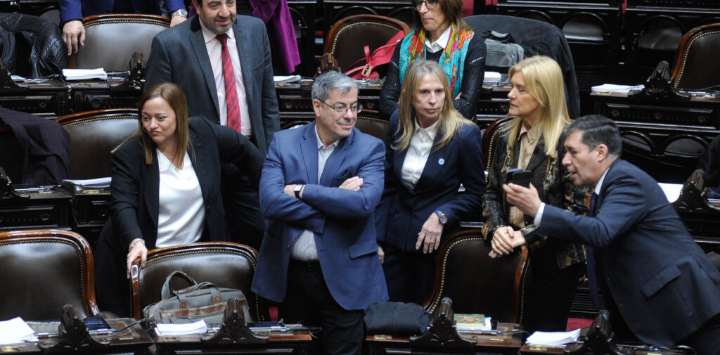 Desde la bancada de UxP, cuestionaron las reuniones informales entre el oficialismo y la oposición, al tiempo que llamaron a discutir el Presupuesto  en el ámbito de la Comisión que conduce Benegas Lynch.