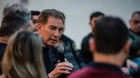 El presidente Javier Milei se baja del cierre de campaña en la provincia de Buenos y le suelta la mano a Diego Santilli.