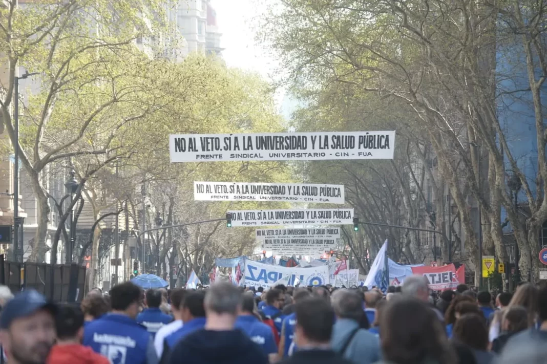Javier Milei firmó la promulgación de las leyes de financiamiento universitario y emergencia pediátrica, pero los gremios vuelven a la carga por la postergación de su aplicación.