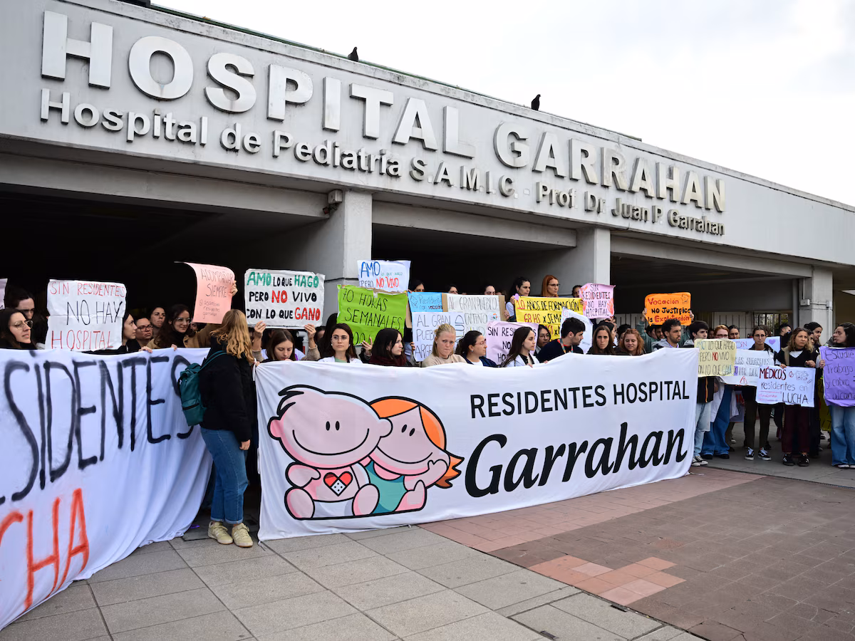 Trabajadores de todos los hospitales públicos del país insistieron en la necesidad de implementar la ley de emergencia pediátrica aprobada por el Congreso.