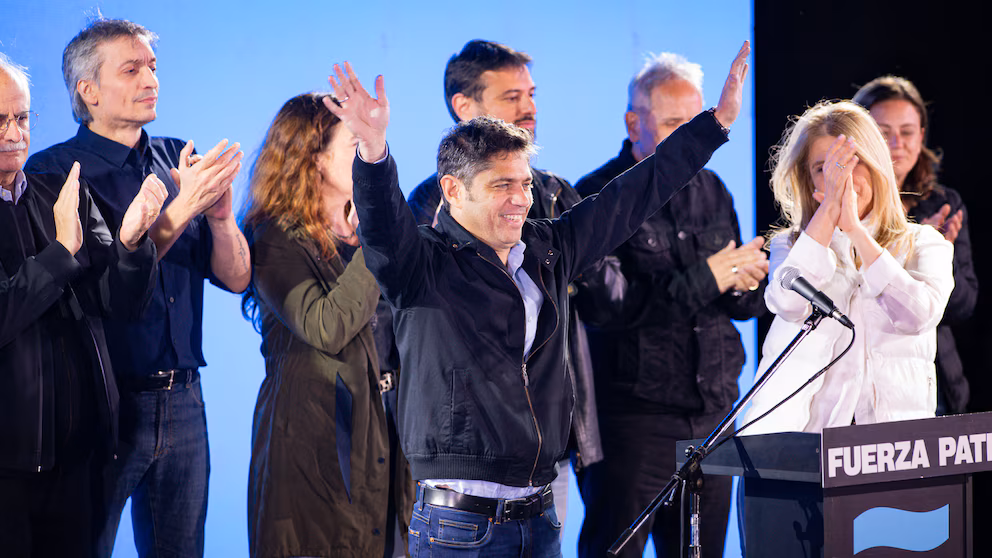Acompañado de los principales caciques del peronismo, el gobernador bonaerense, Axel Kicillof, salió a remarcar que el Gobierno de Javier Milei “ahora tiene más responsabilidad”. 
