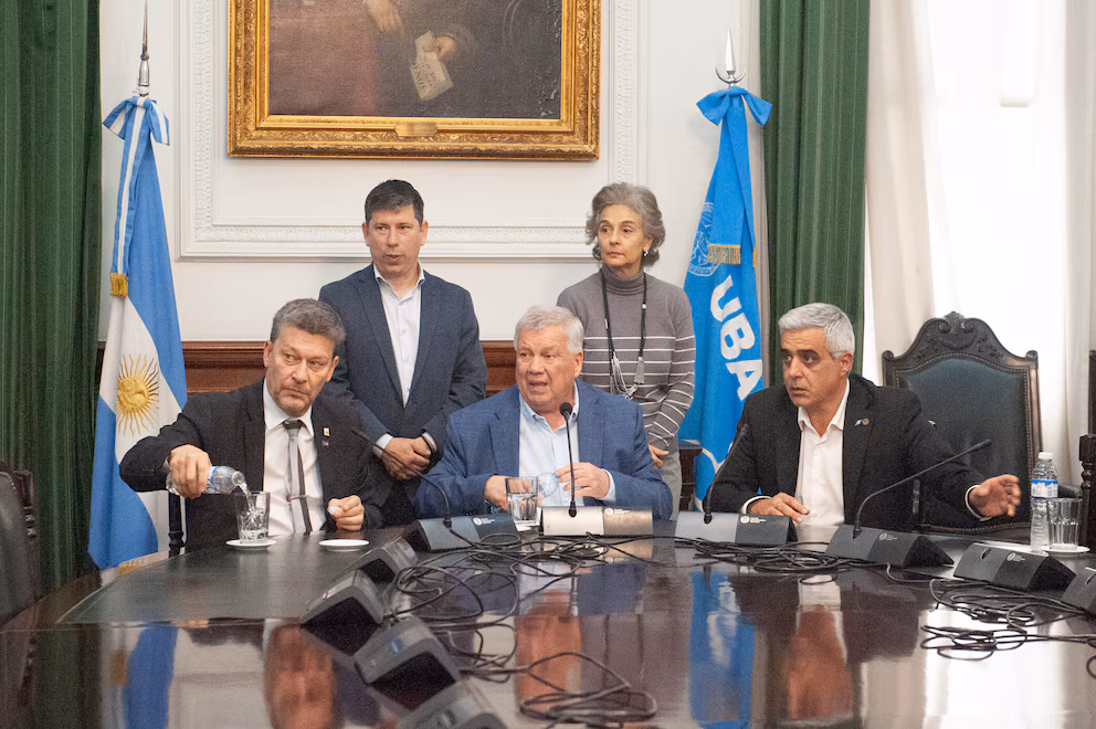 La UBA va a la Justicia para que el Gobierno cumpla con la ley de financiamiento universitario La Universidad de Buenos Aires (UBA) resolvió iniciar acciones judiciales contra el Ejecutivo nacional para exigir el cumplimiento de la ley de financiamiento universitario.