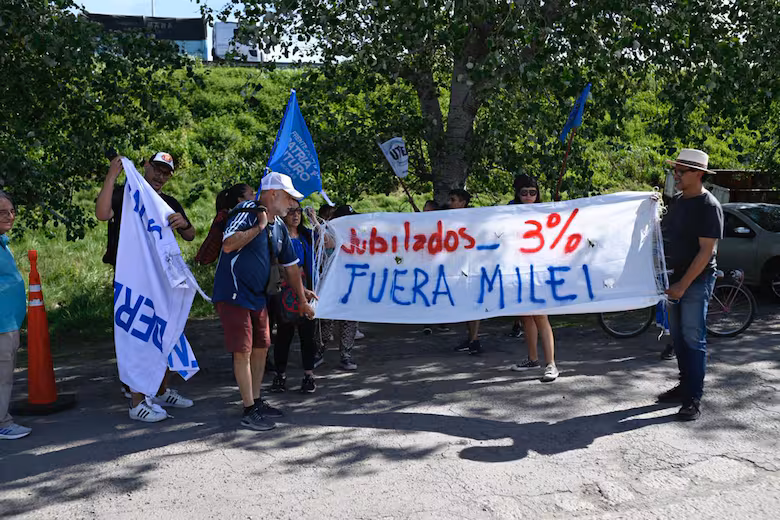 Tal como viene sucediendo, la llegada de Milei al municipio bonaerense contó con grupos opositores.