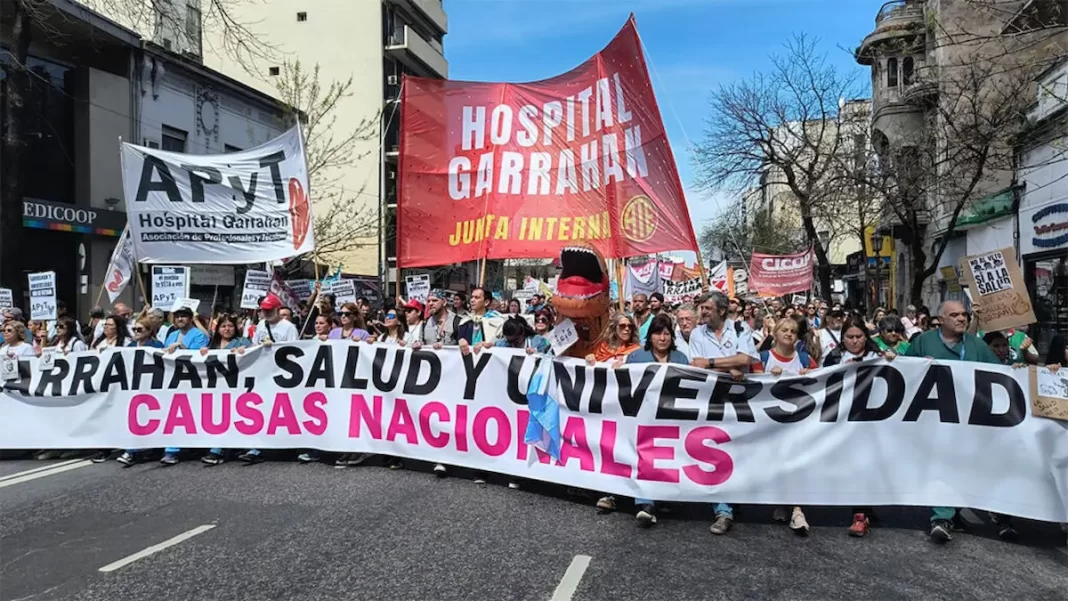 Trabajadores de la salud, docentes y estudiantes universitarios y familias de personas con discapacidad marchan a Plaza de Mayo contra el Gobierno.