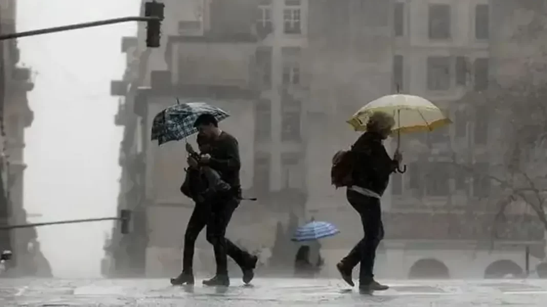 El Servicio Meteorológico Nacional anunció que gran parte de la provincia de Buenos Aires está bajo alerta meteorológica y recomendó no salir.