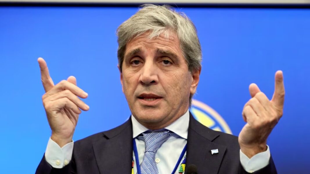 El ministro de Economía, Luis Caputo, rechazó cambios en el esquema cambiario y atribuyó la suba del dólar a la incertidumbre electoral.