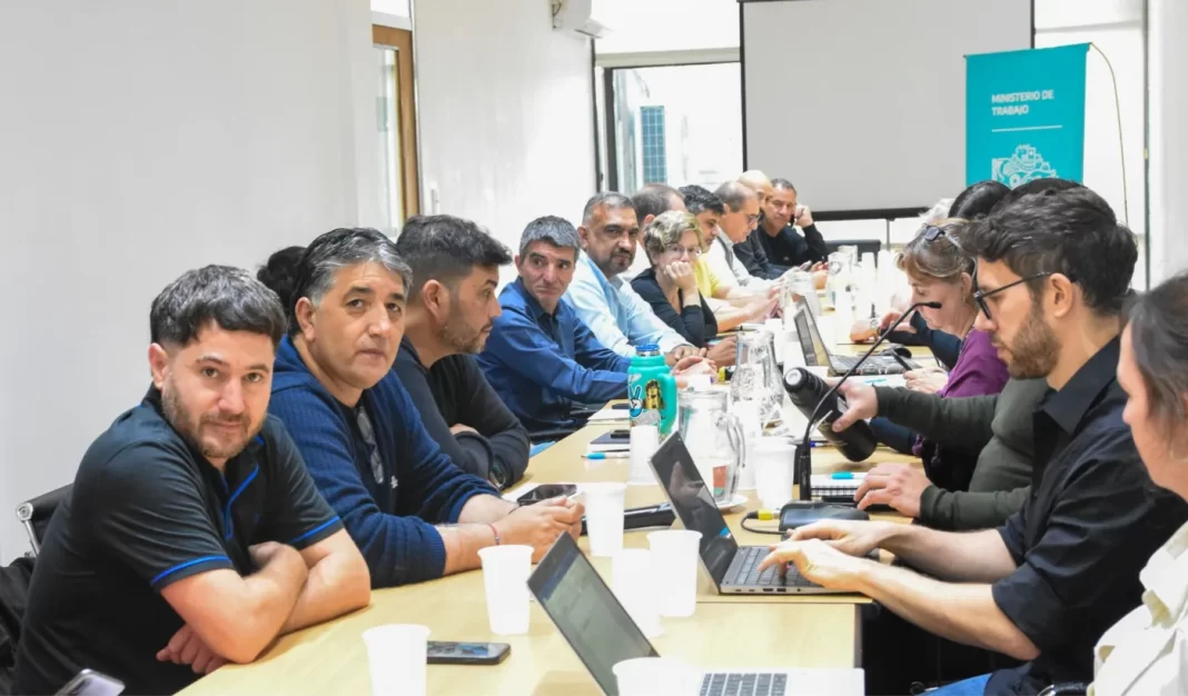 La Asociación de Trabajadores del Estado (ATE), que nuclea a los estatales bonaerenses, le reclamaron a la gestión de Axel Kicillof que reabra la discusión paritaria.