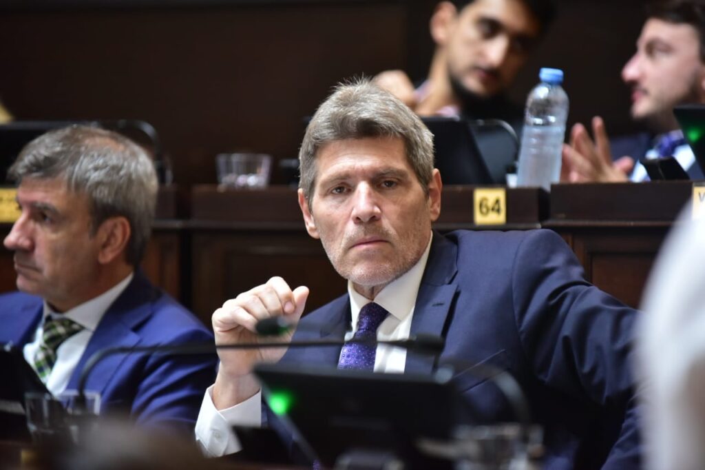 El diputado de La Libertad Avanza, Guillermo Castello, propuso recortar la estructura política de la Defensoría del Pueblo. 