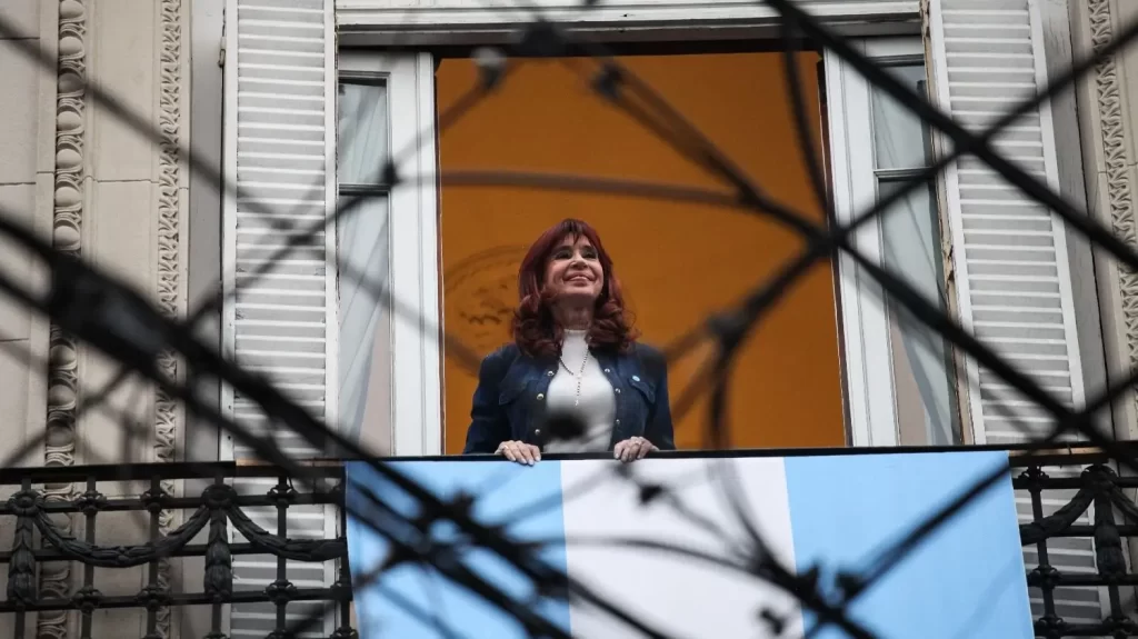Cristina Kirchner se refirió a las expresiones de Donald Trump y aseveró que los detalles del préstamo estadounidense a la gestión de Milei califican una "humillación nacional".