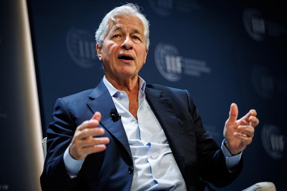 La presencia del CEO de JPMorgan en la Argentina refuerza la sintonía entre Estados Unidos y la administración de Javier Milei, tras el entendimiento con Donald Trump.