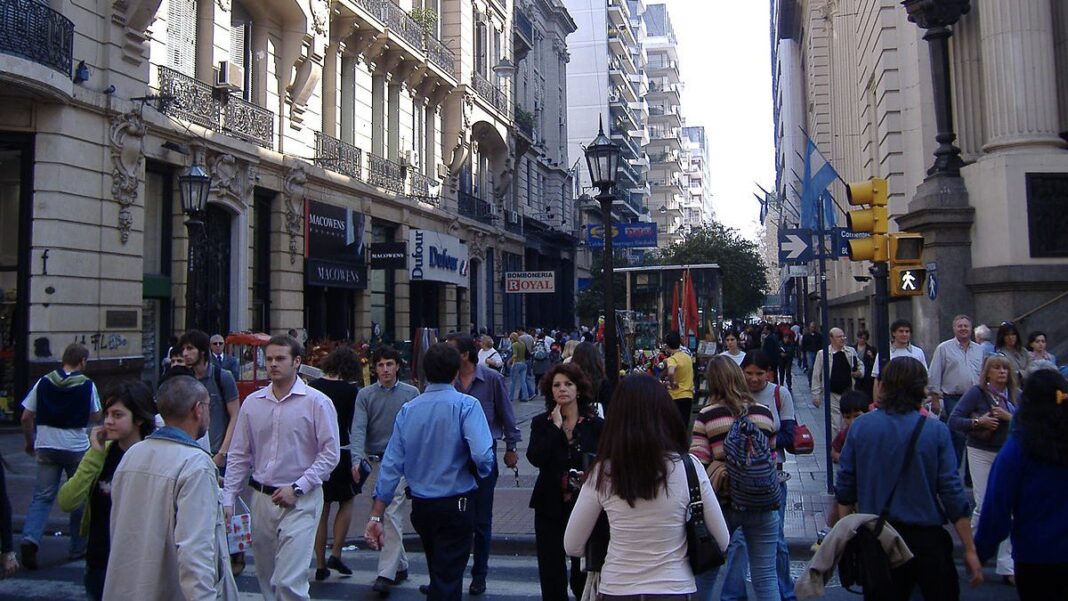 Una encuesta de Atlas Intel y Bloomberg reveló que más de la mitad de los argentinos evalúa de manera negativa la gestión de Javier Milei.