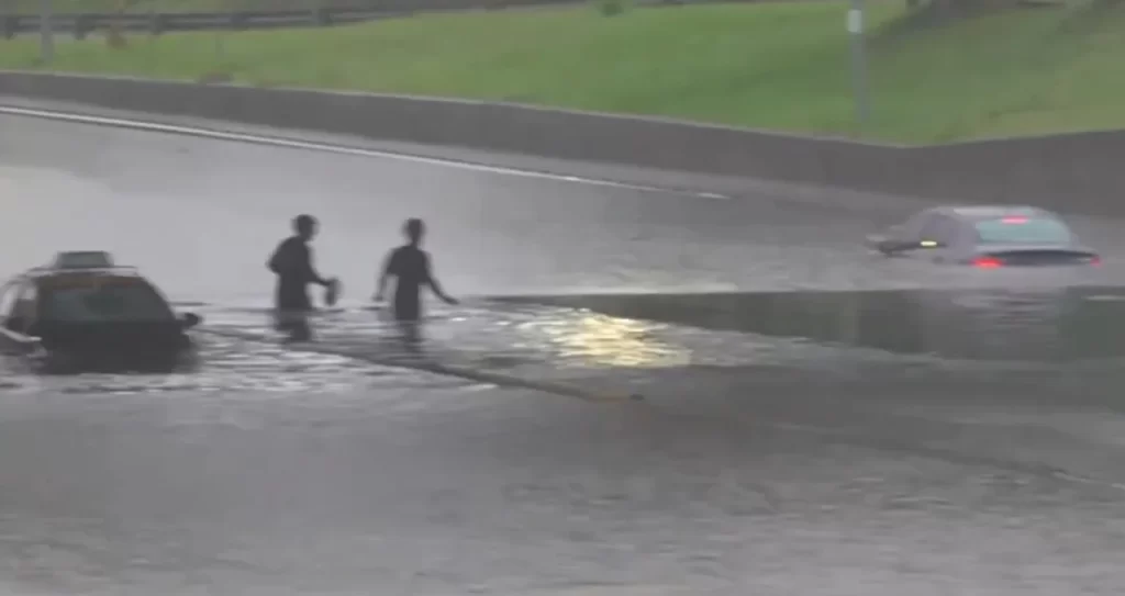 El principal anegamiento se registró en la avenida General Paz, uno de los corredores más transitados del AMBA, donde rescataron a varios conductores atrapados por las intensas lluvias.