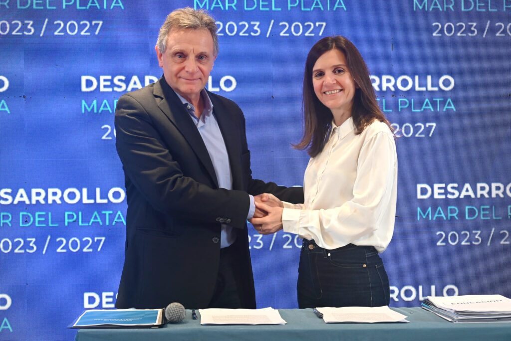Mar del Plata: los dirigentes Gustavo Pulti (Acción Marplatense) y Fernanda Raverta (kirchnerismo) durante la campaña en 2023.