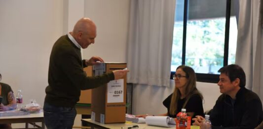 Espert votó en San Isidro y evitó responder preguntas sobre su vínculo con el empresario Fred Machado, acusado por narcotráfico.