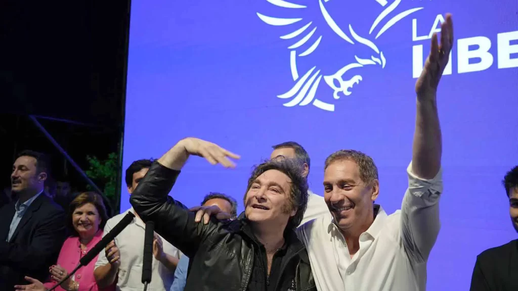 Diego Santilli celebró con Javier Milei el aplastante triunfo de La Libertad Avanza en la provincia de Buenos Aires.