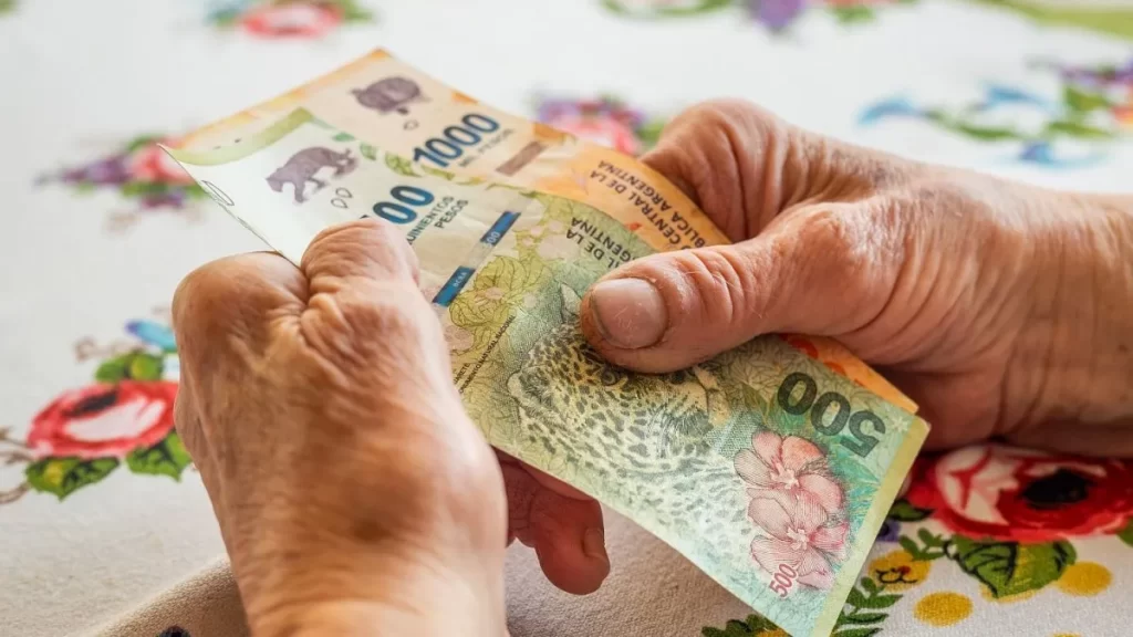 
Con el bono de $70.000, el haber más bajo de los jubilados pasará a ser de $403.150 en noviembre.