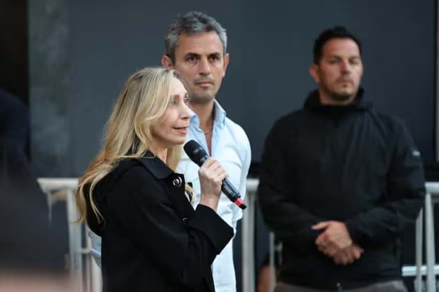 Minutos después del cierre de comicios, Martín Menem acompañó a la titular nacional de LLA, Karina Milei en su intercambio con la prensa.
