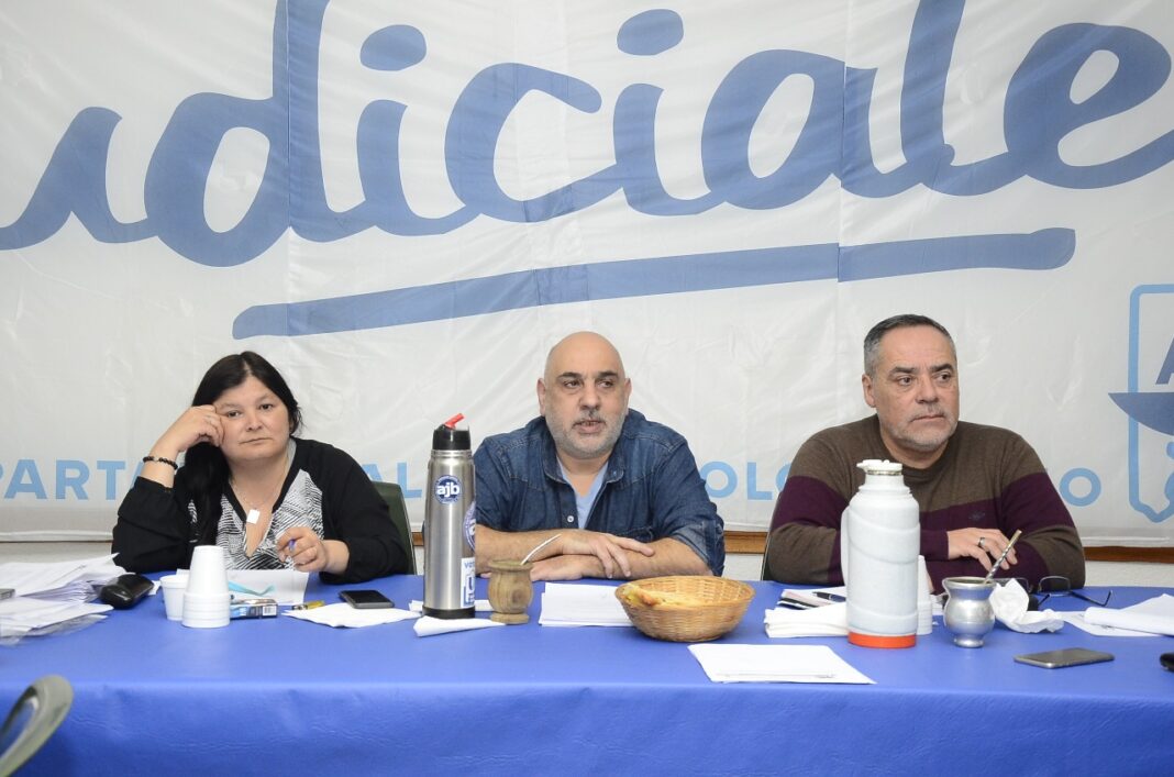 El gremio de los judiciales bonaerenses también rechazó la oferta salarial del gobernador Axel Kicillof y amenaza con encabezar un paro.