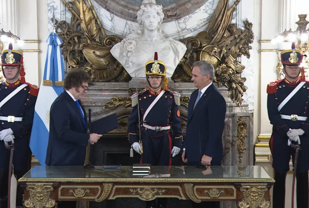 El presidente Milei le tomó juramento este martes a Pablo Quirno como nuevo ministro de Relaciones Exteriores.