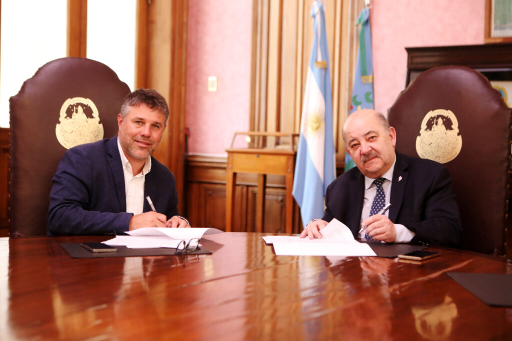 El intendente de Magdalena, Lisandro Hourcade; y el vicepresidente del área académica de la UNLP, Fernando Tauber. 