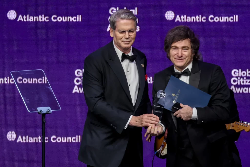 Scott Bessent revalidó el triunfo electoral libertario y defendió la ayuda económica de Estados Unidos hacia la administración de Javier Milei.